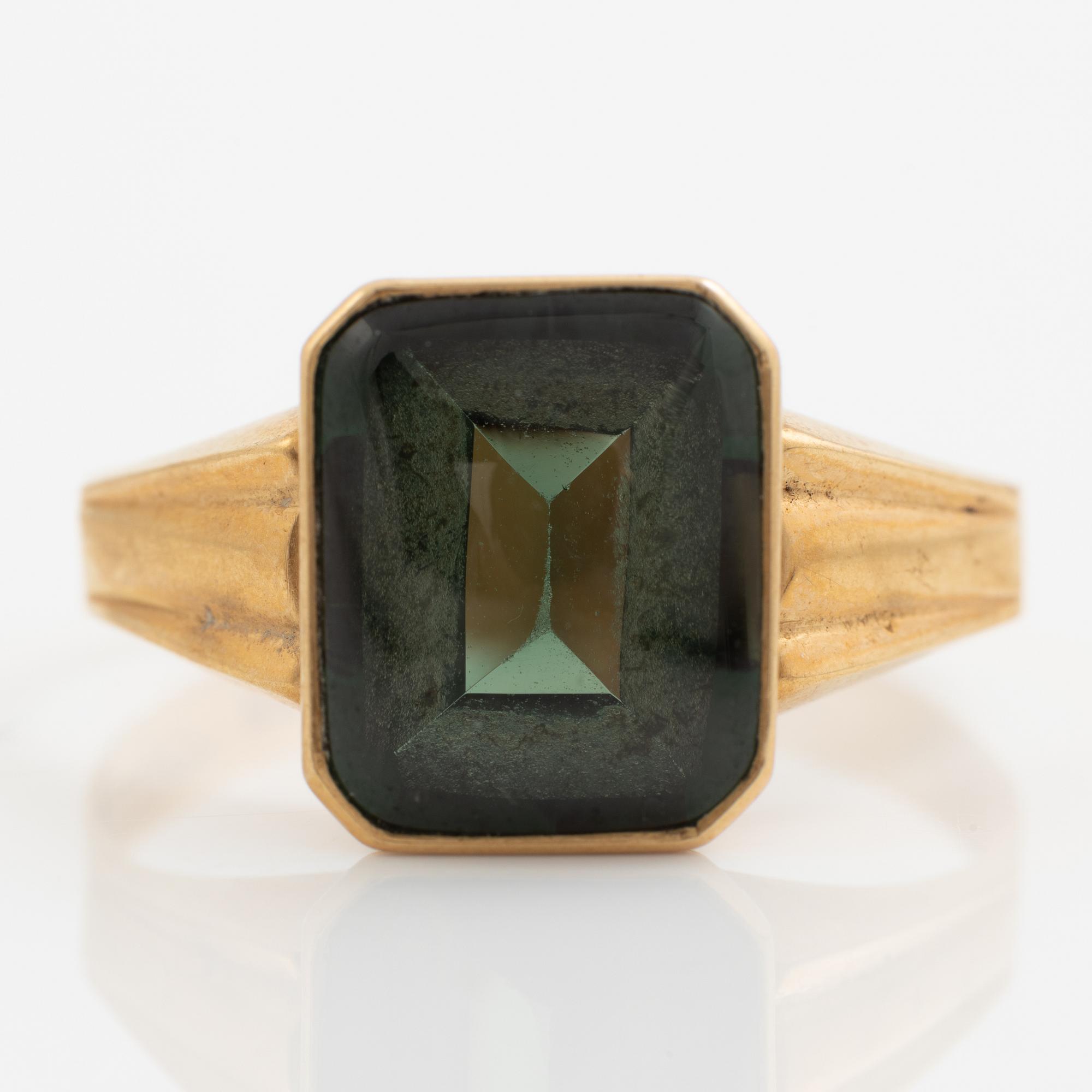 Ring 18K guld med syntetisk grön spinell.