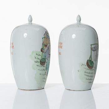 A pair of Chinese porcelain urns with covers, second part of the 20th century.