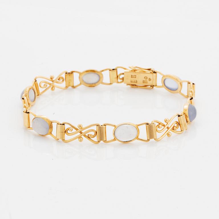 18K gold and cabochon-cut moonstone bracelet.
