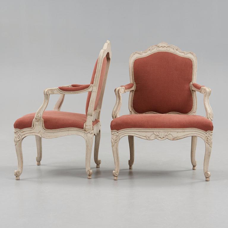 KARMSTOL. Stockholmsarbete, i Olof Höglanders art (mästare i Stockholm 1750-1765). Rokoko. En senare kopia medföljer.