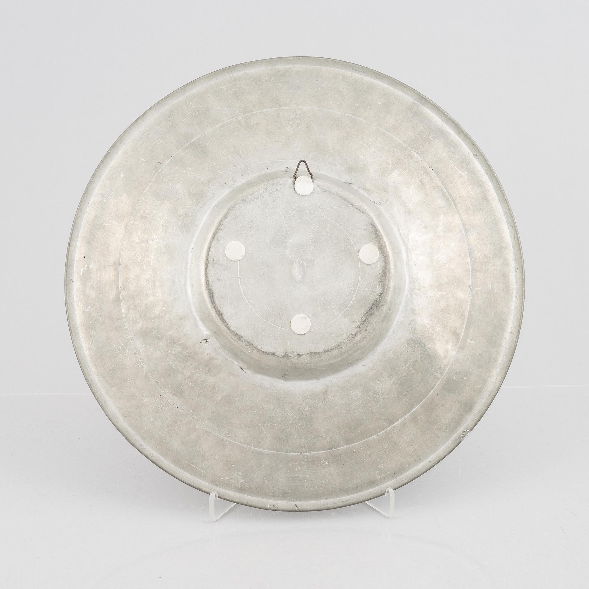 A presumably German baroque pewter charger, early 18th century.