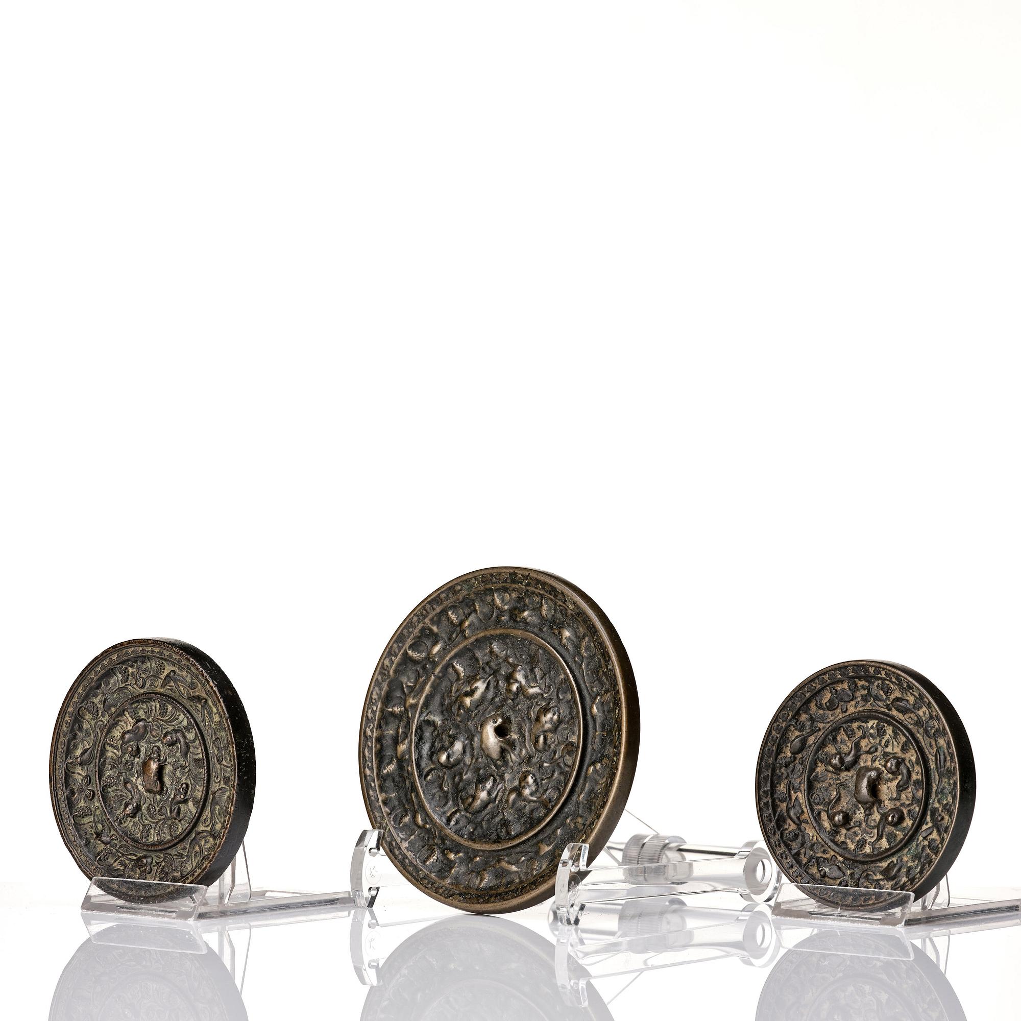 Speglar, tre stycken, brons. Tangdynastin  (618-907).