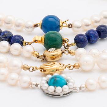 5 necklaces, cultured freshwater pearls approx 7,5-8,5 mm, lapis lazuli beads, 1 clasp 18k gold, 4 silver and metal.