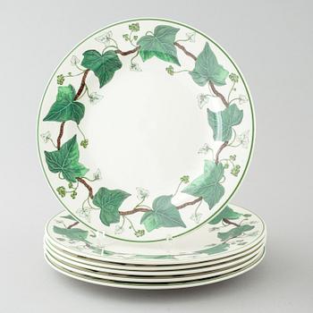 22 pieces of "Napoleon Ivy" in earthenware, made by Wedgewood, 20th century.