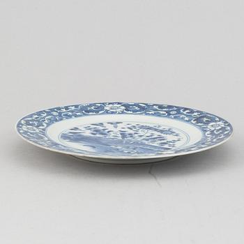 A set with 3 blue and white dinner plates, early 18th Century.