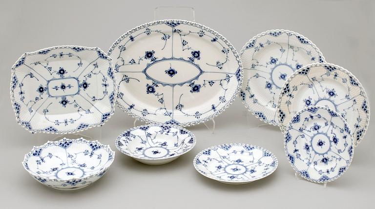 MAT- KAFFE- OCH TESERVISDELAR,  97 st, porslin, "Musselmalet", Royal Copenhagen, 1900-tal.