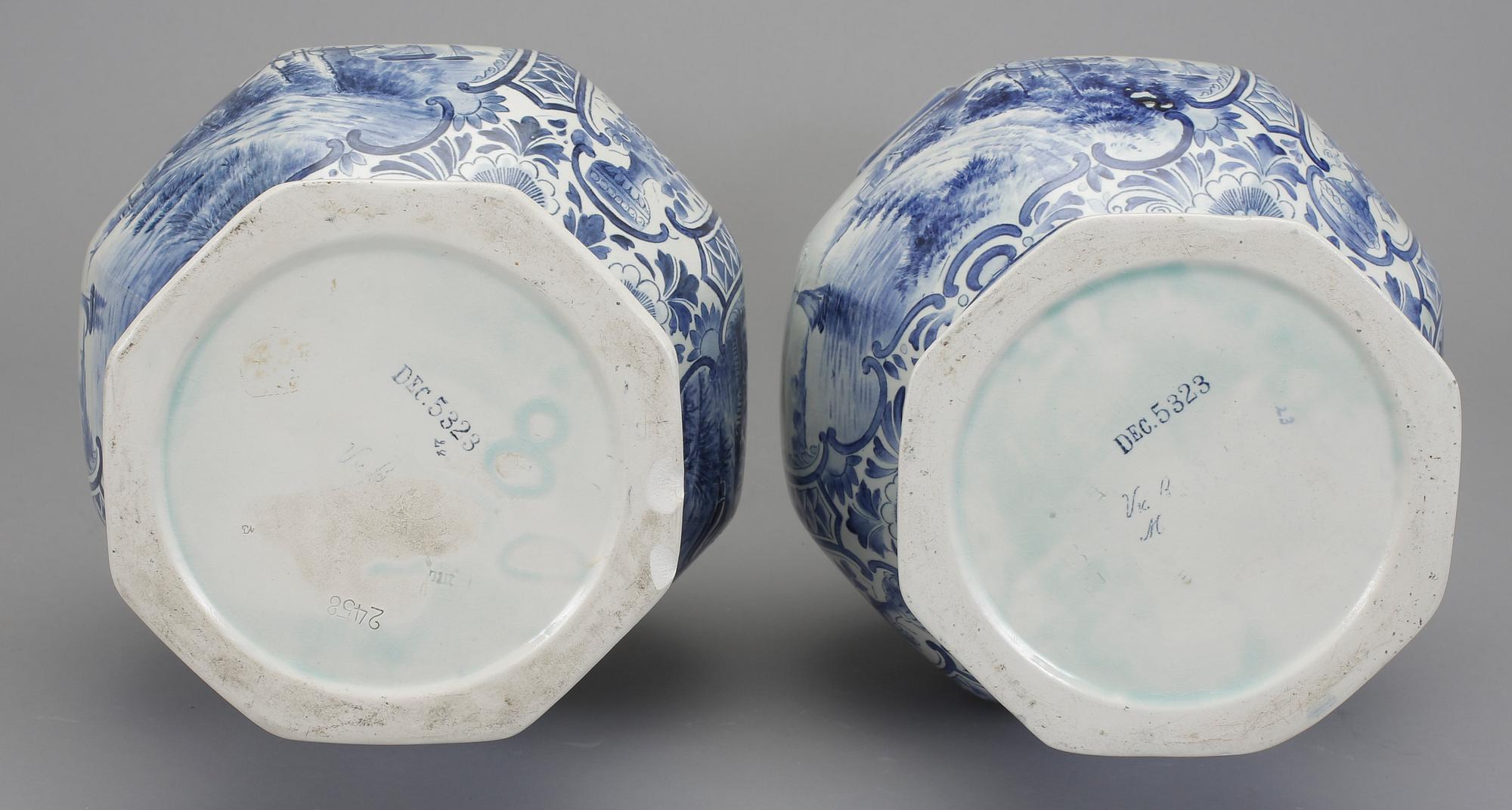 VASER, ett par, porslin, Delft, 1800-/1900-tal.