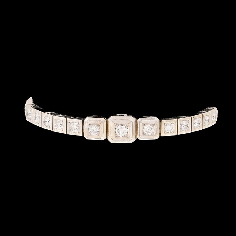 An 18K white gold bracelet with brilliant cut diamonds.