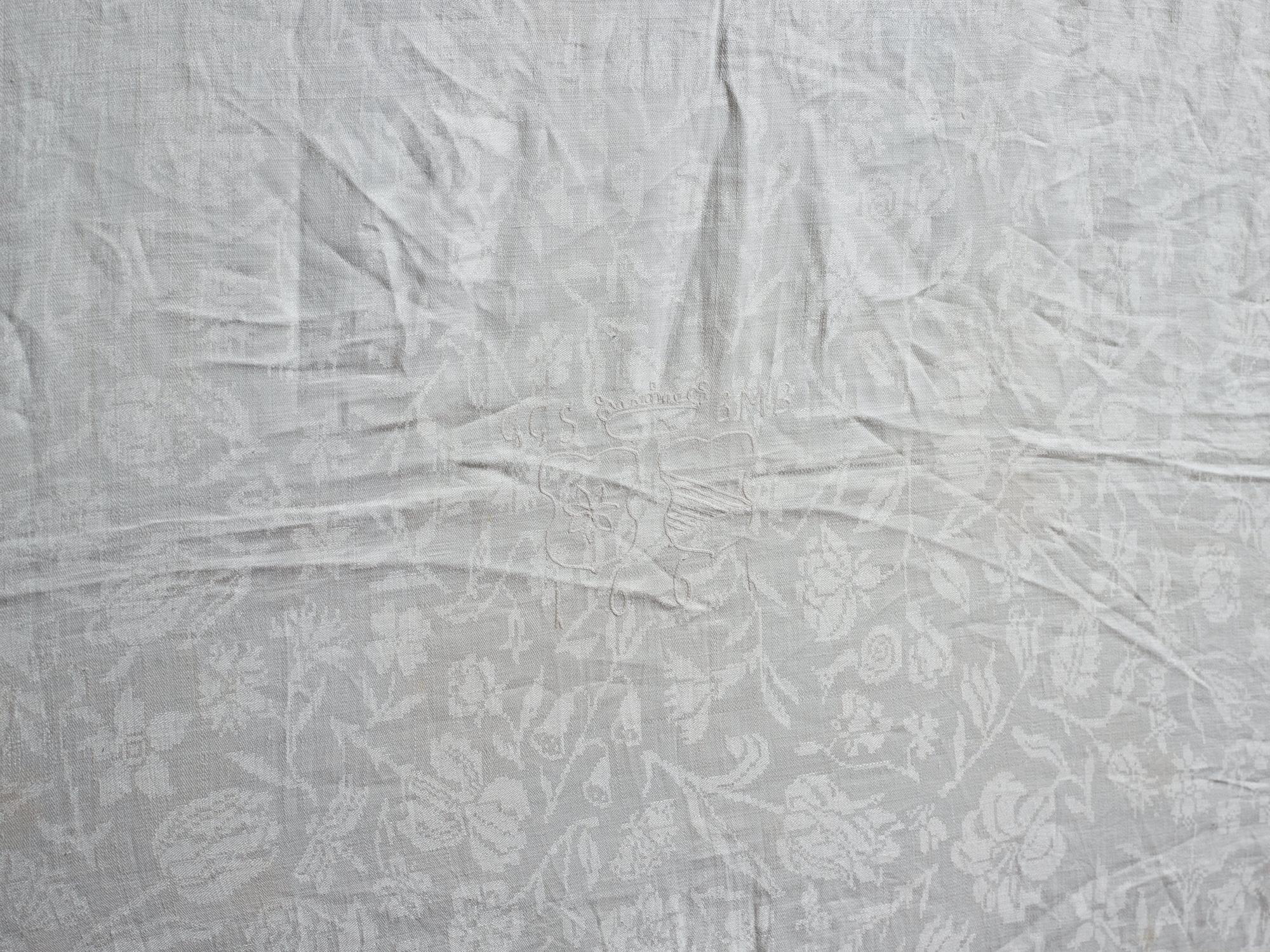 DUK, linnedamast, ca 209,5 x 116-118 cm, broderat och daterat: GGS BMB, Gyllenstiernas och Banérs alliansvapen.