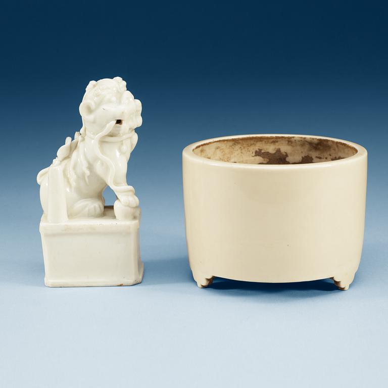 A blanc de chine censer and censer holder, Qing dynasty, Kangxi (1662-1722).