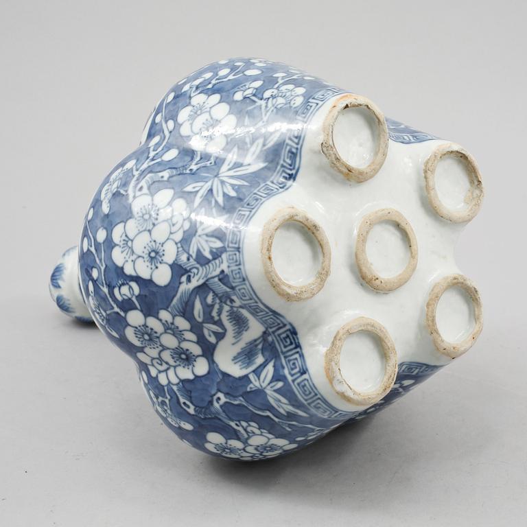 TULPANVAS, porslin, Kina, 1800-tal.