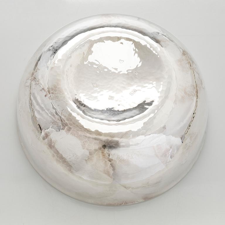 A. Tillander, malja, sterlinghopeaa ja emalia. Helsinki 2005.