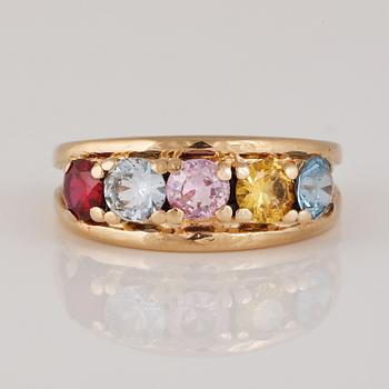 RING, 14K guld med fasettslipade olikfärgade stenar. Vikt 3,6 gram.