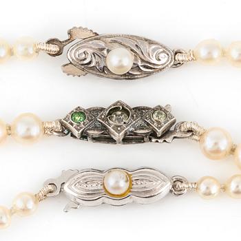 PÄRLCOLLIER, 3 st, med odlade pärlor och silverlås.