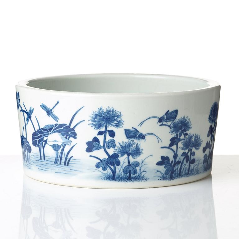 A blue and white flower pot, Qing dynasty, circa 1900.