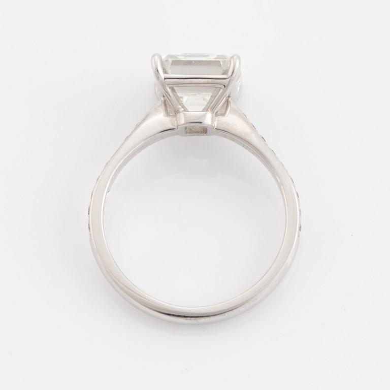An Engelbert ring in 18K white gold set with an emerald-cut diamond 3.53 ct G vvs 2.