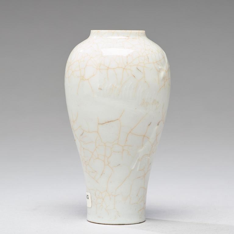 A 'ge' glazed vase, Qing dynasty, 18th century.