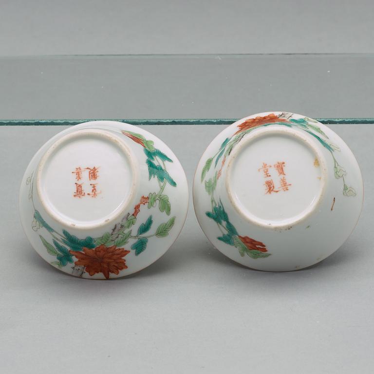 KOPPAR, fyra stycken, porslin. Qingdynastin, omkring 1900 med Guangxus märke.