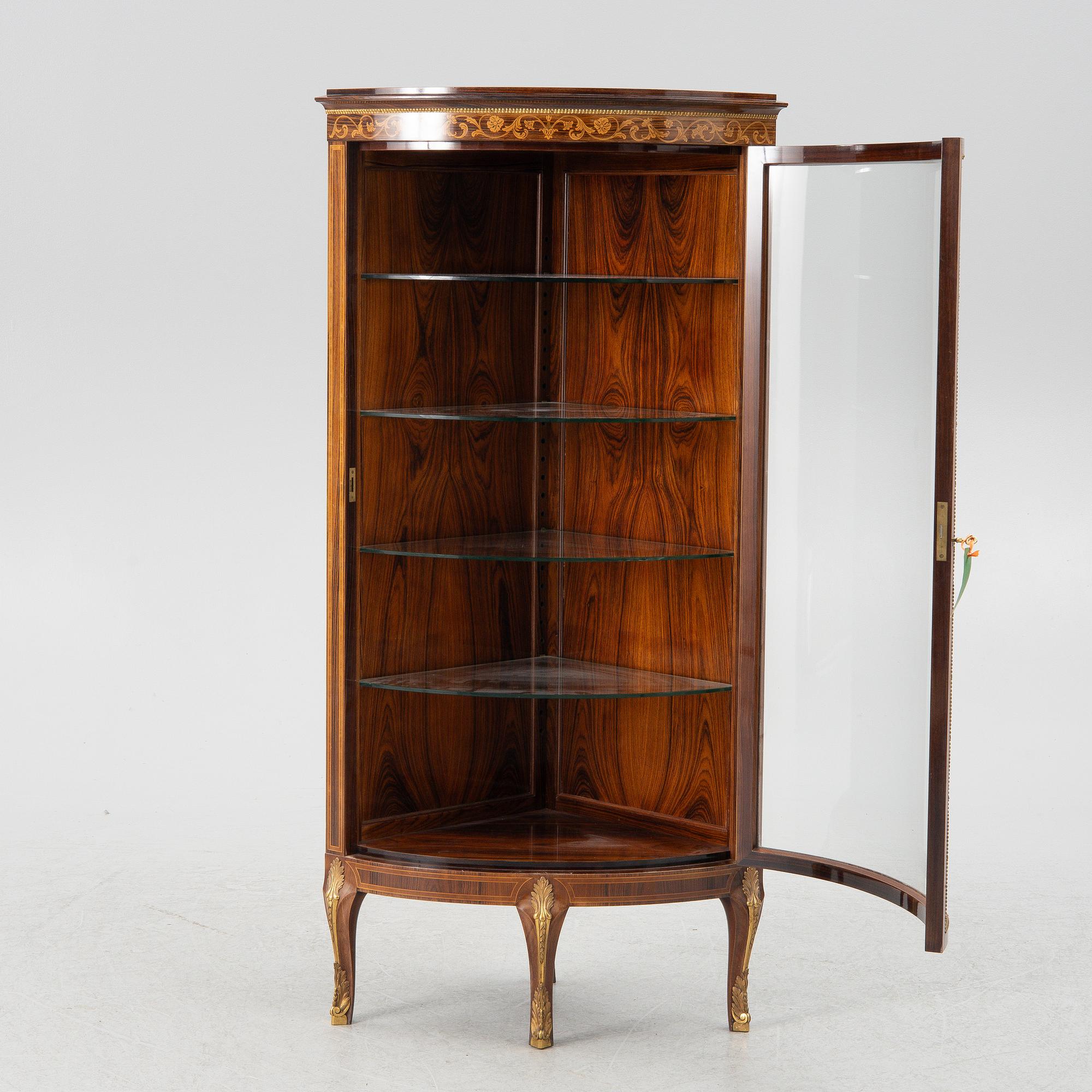 Hörnskåp, Louis XV stil, 1900-talets första hälft.