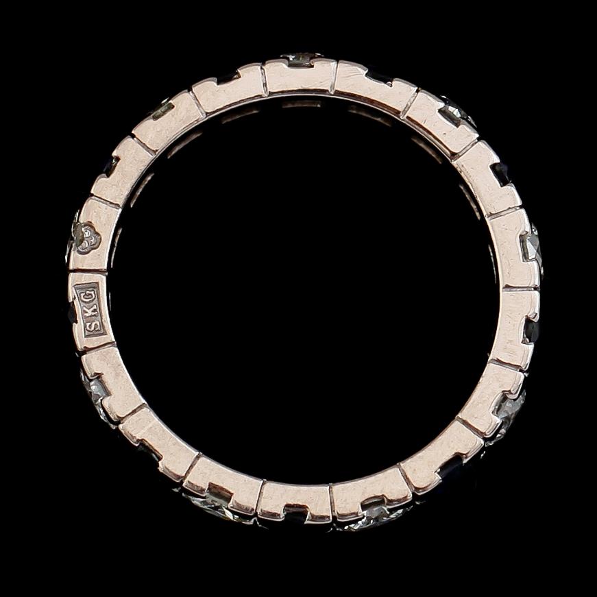 RING, 18 k vitguld, safirer och briljantslipade diamanter tot ca 0.72 ct. Vikt ca 3,2 g.
