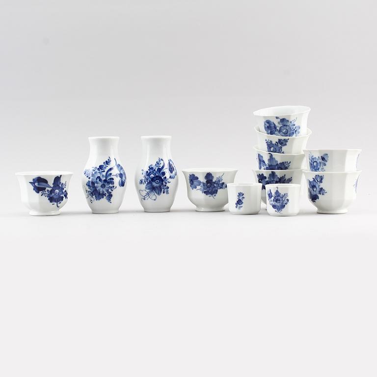 SAMLING SERVISDELAR, 12 delar, porslin, "Blå Blomst", Royal Copenhagen.