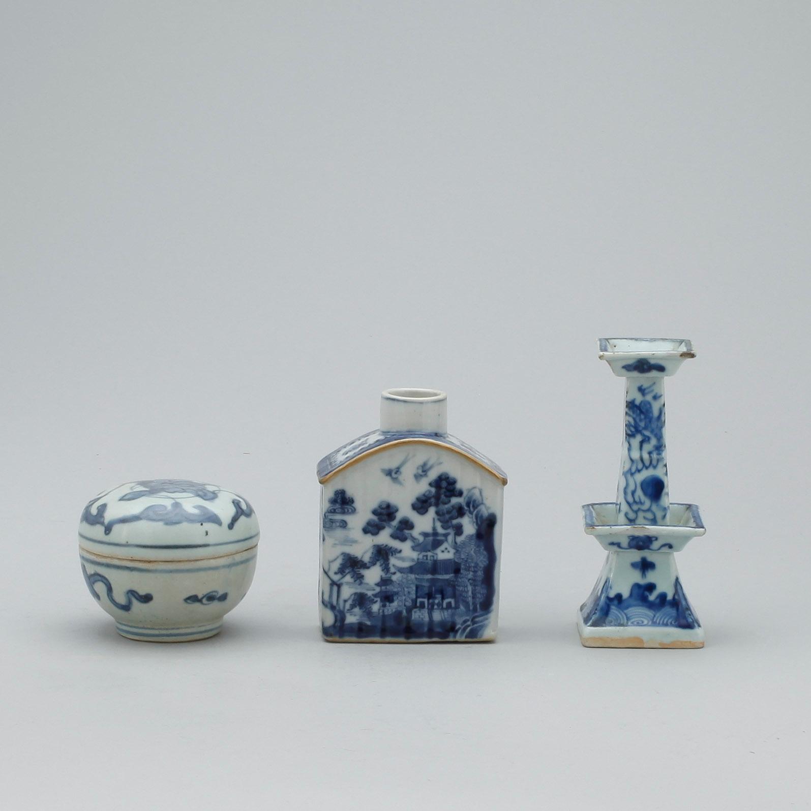 PARTI PORSLIN, 3 delar, porslin, Kina, Wanli (1573-1619) respektive Qing dynastin (1644-1912).
