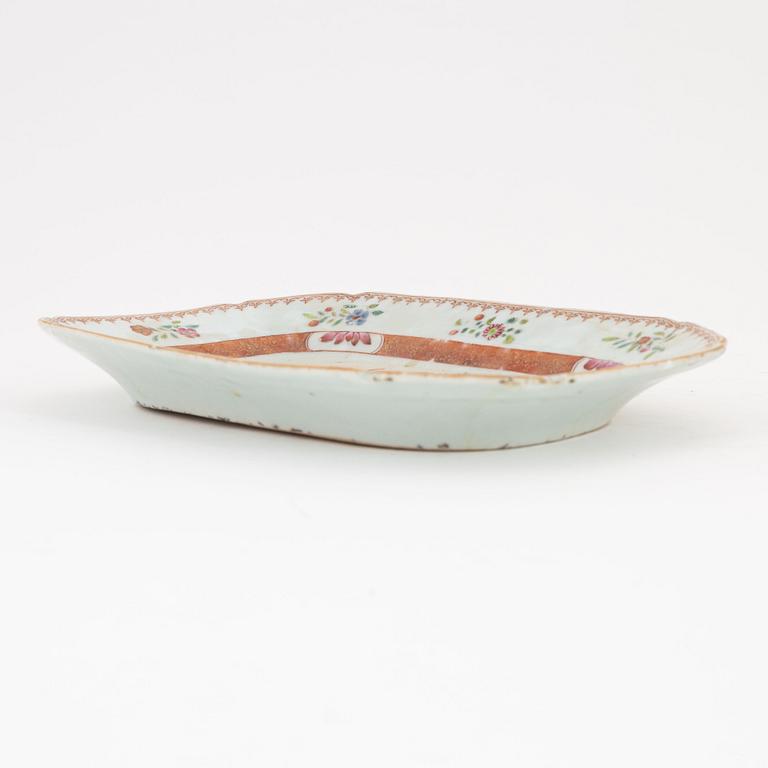 A pair of Chinese plates, a serving dish and a cream jug, Qing dynasty, 18th Century.