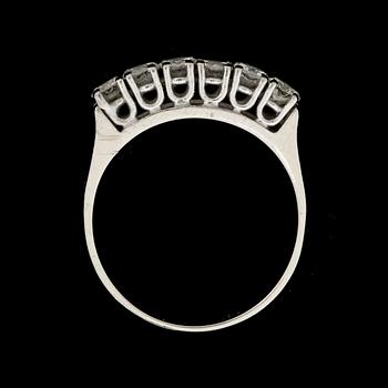 RING, 18 k vitguld med briljantslipade diamanter, ca 0,90 ct. Vikt ca 4 g.