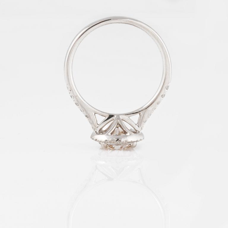 RING, med briljantslipad diamant 1.35 ct samt små briljantslipade diamanter.
