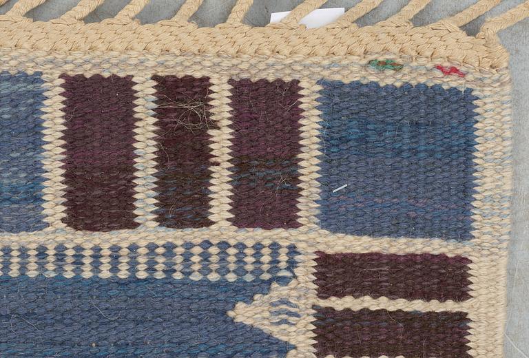 CARPET. "Salerno blå med enkel bård". Flat weave (Rölakan). 272 x 202,5 cm. Signed AB MMF BN.