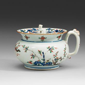 455. A porcelain chamber pot and cover, Qing dynasty, early 18th Century.