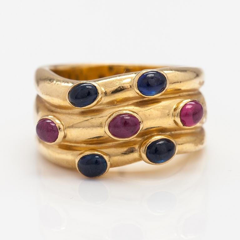 An 18K gold ring with rubies and sapphires. Import marked Torbjörn Tillander, Helsinki 1991.