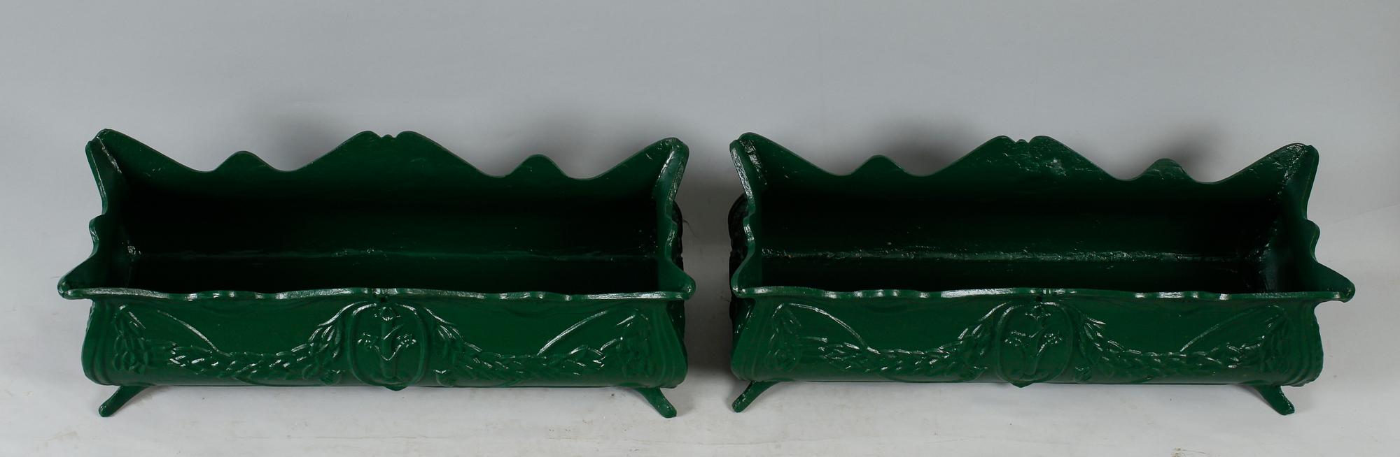 TRÄDGÅRDSURNOR, 1 par, järn, 1900-/2000-tal.