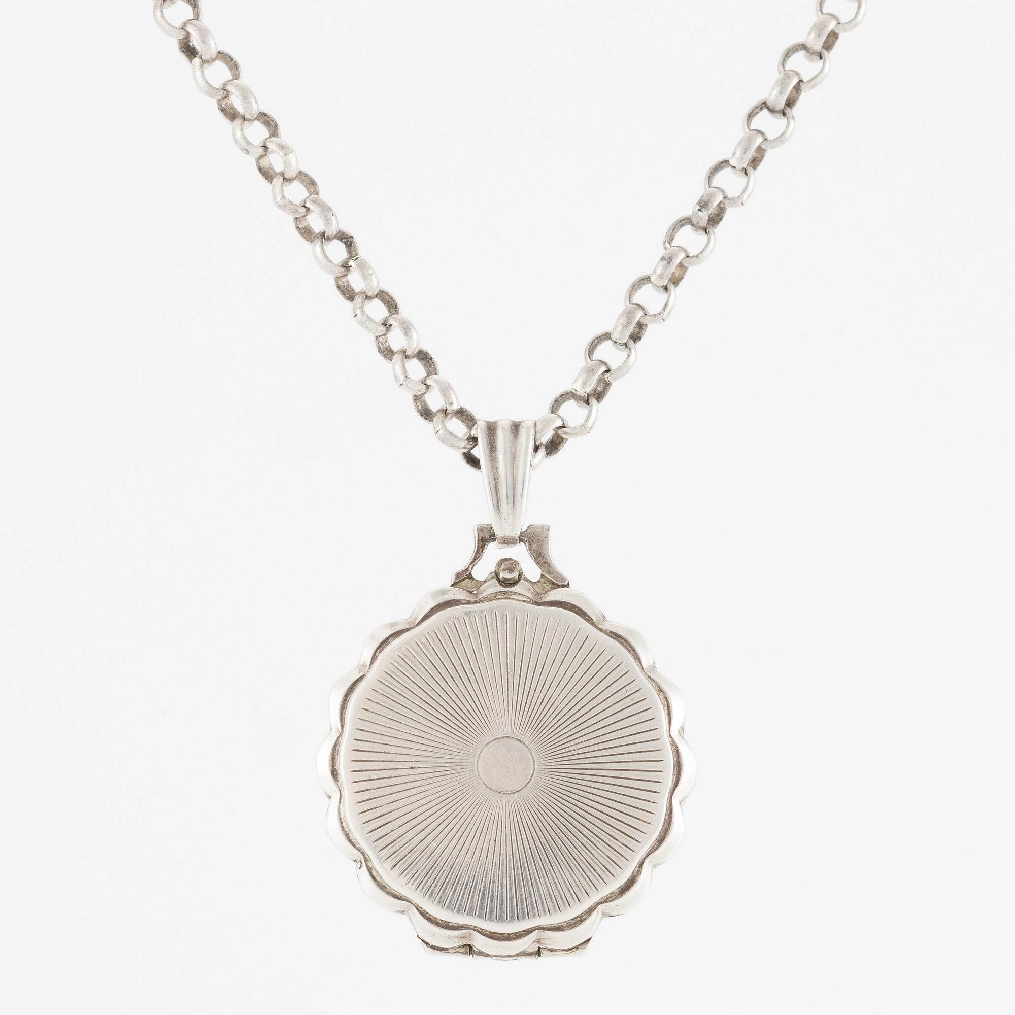 Medallion with photo compartment, with chain, silver.