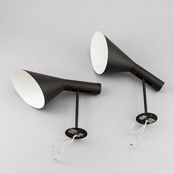 Arne Jacobsen,"AJ" vägglampor, ett par, Louis Poulsen, Danmark, formgiven 1959.