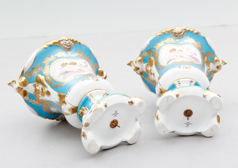 LOCKURNOR, 1 par, porslin, Sévresliknande märke, 1900-talets andra hälft.