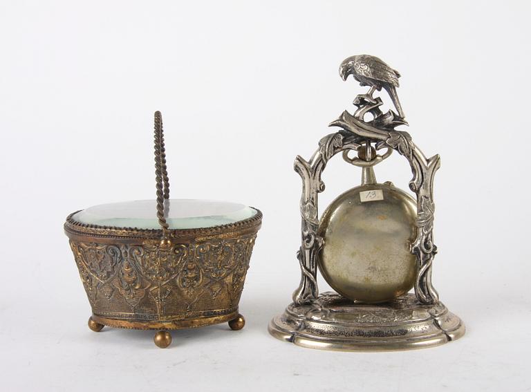 FICKUR och KLOCKSTÄLL samt KORG, Regulateur, metall/nysilver, omkring 1900.