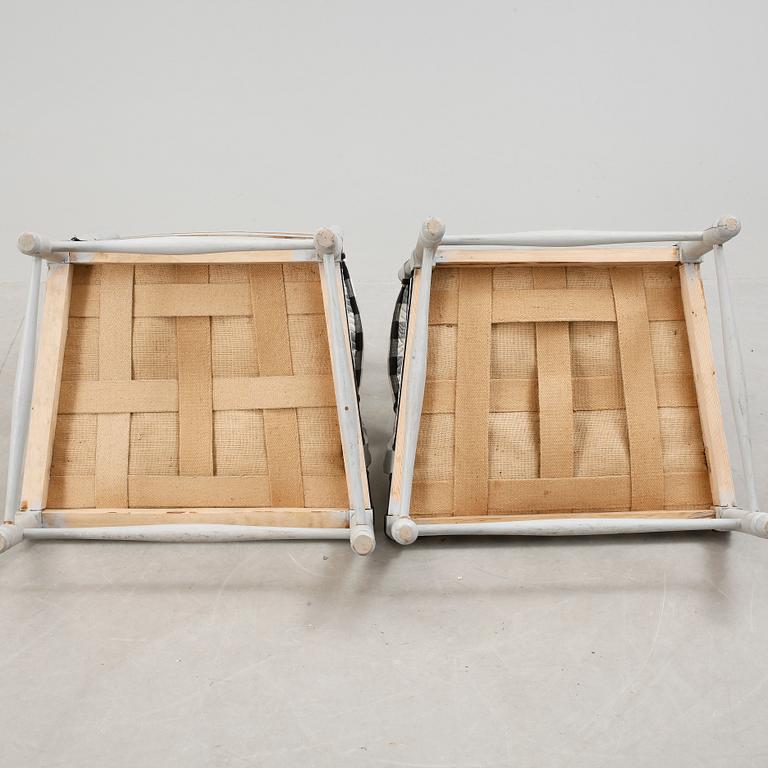 FÅTÖLJER, 2 st, S.k "Gripsholmsfåtöljer", 1700 resp tidigt 1900-tal.