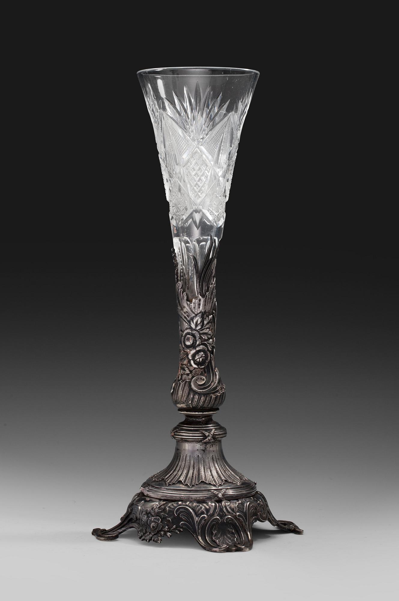 VAASI, 84 hopeaa, hiottua kristallia. Fabergé Moskova 1899-1914. Tarkastusmestari Ivan Lebedkin. Korkeus 36 cm.