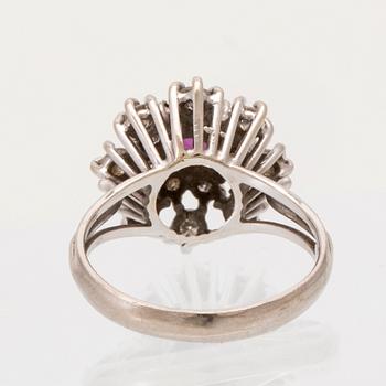 Ring 18K vitguld med rubin samt runda briljantslipade diamanter Per-G Forslund Juvelateljén Malmö 1982.