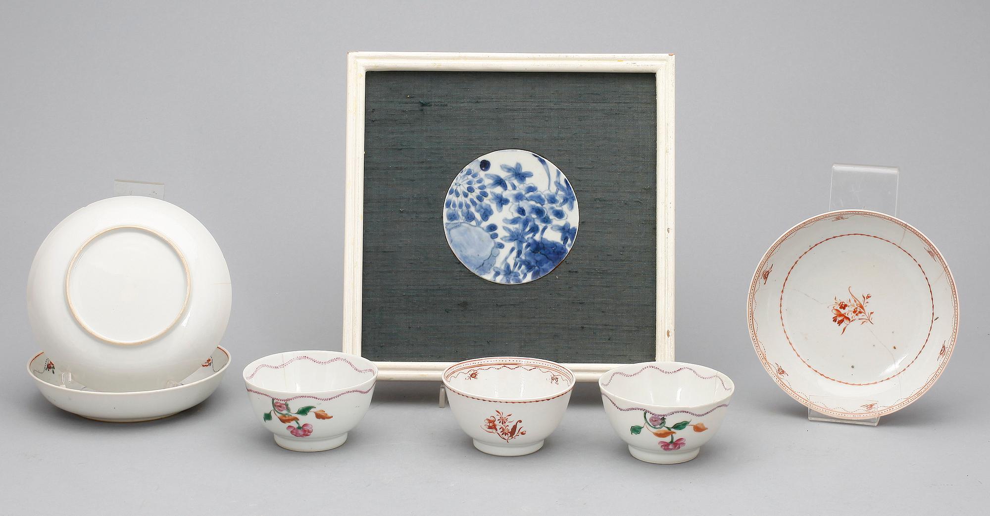 PARTI, porslin, fem delar. Qing dynastin, 1700-tal samt inramad MING SKÄRVA, 1600-tal.