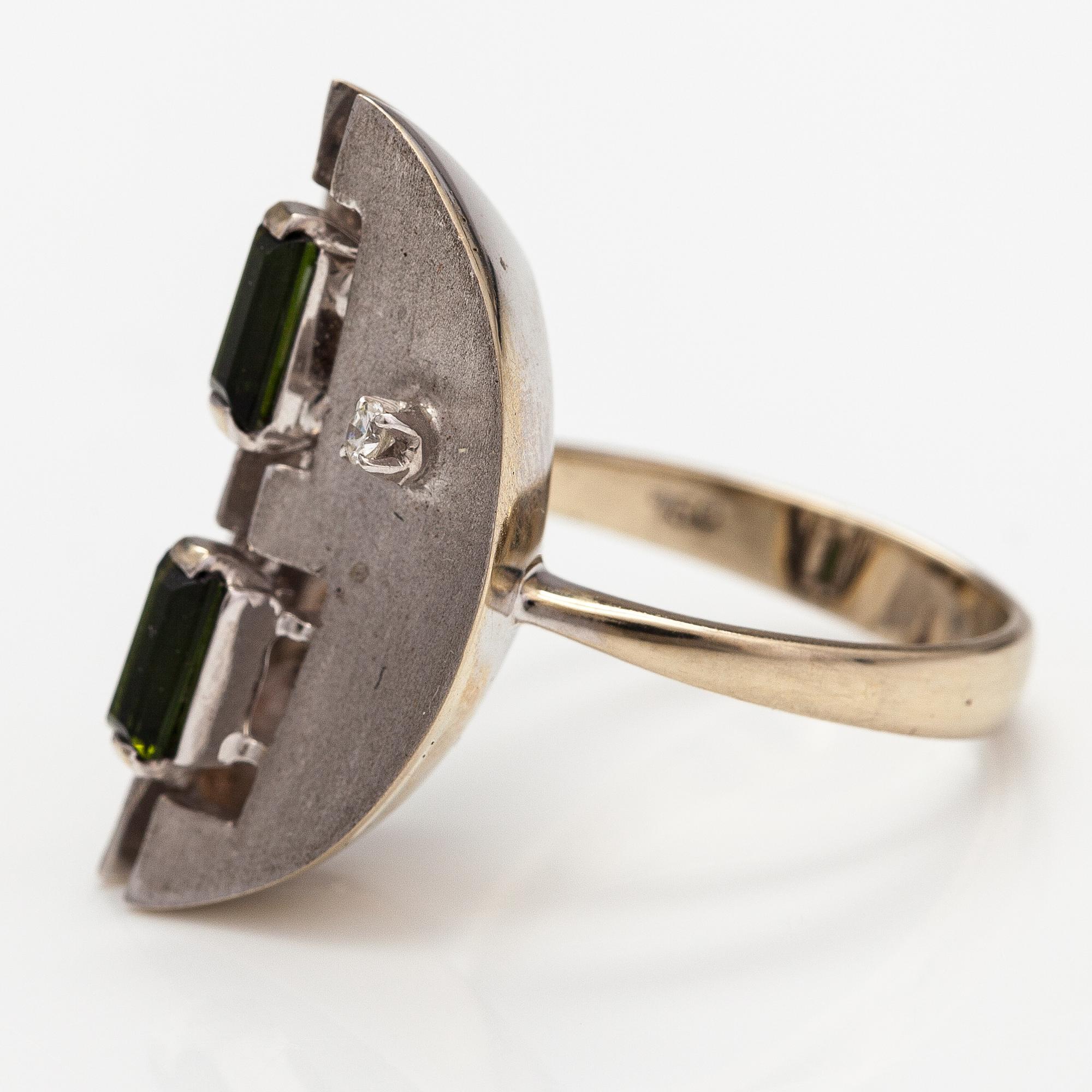 Ring, 18K vitguld, diamant ca 0.03 ct och turmaliner. Finska importstämplar 1962.