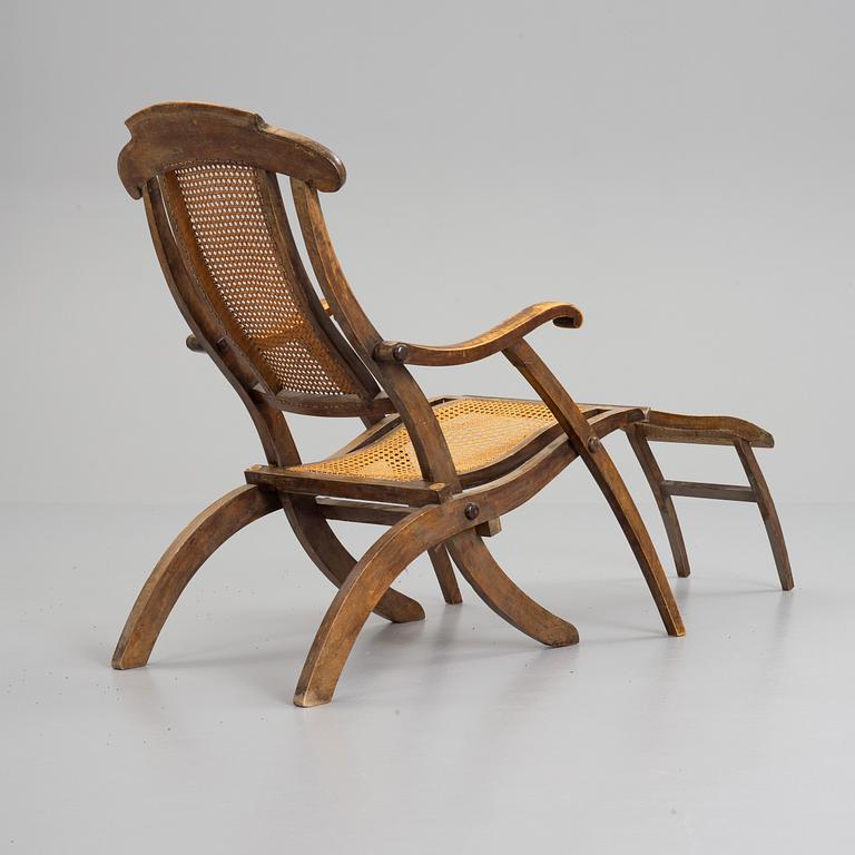 A stained wood and rattan deck chair, first half of 20th century.