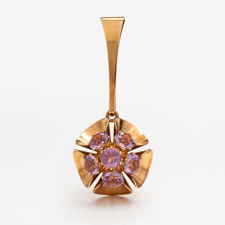 Elis Kauppi, Riipus, 14K kultaa ja ametisteja. Kupittaan kulta, Turku 1973.