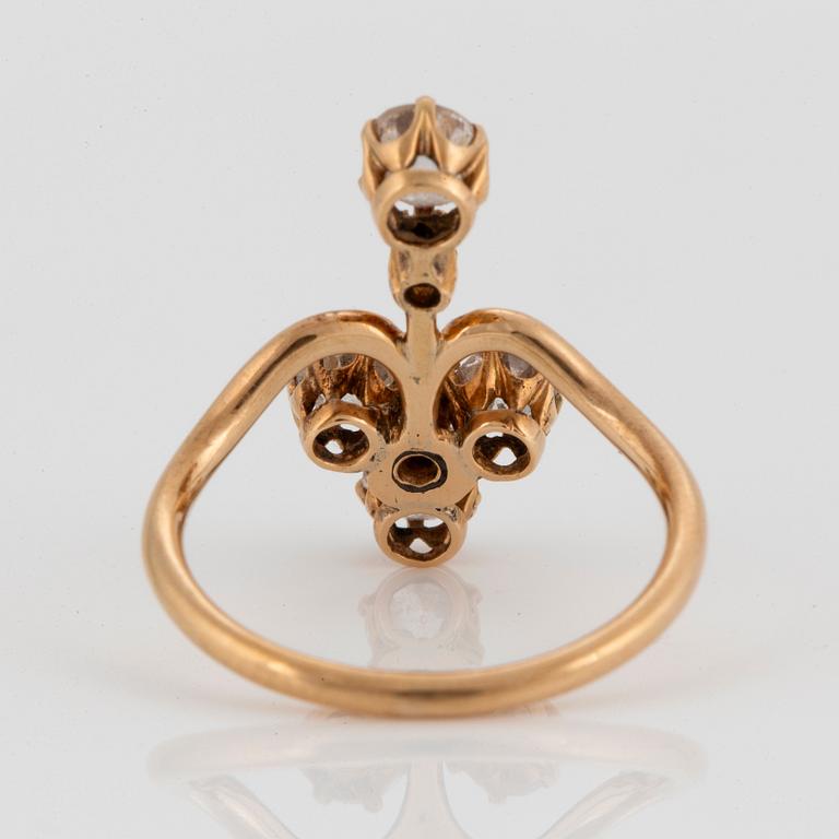 A 14K gold ring set with old- and rose-cut diamonds with a total weight of ca 0.75 ct.