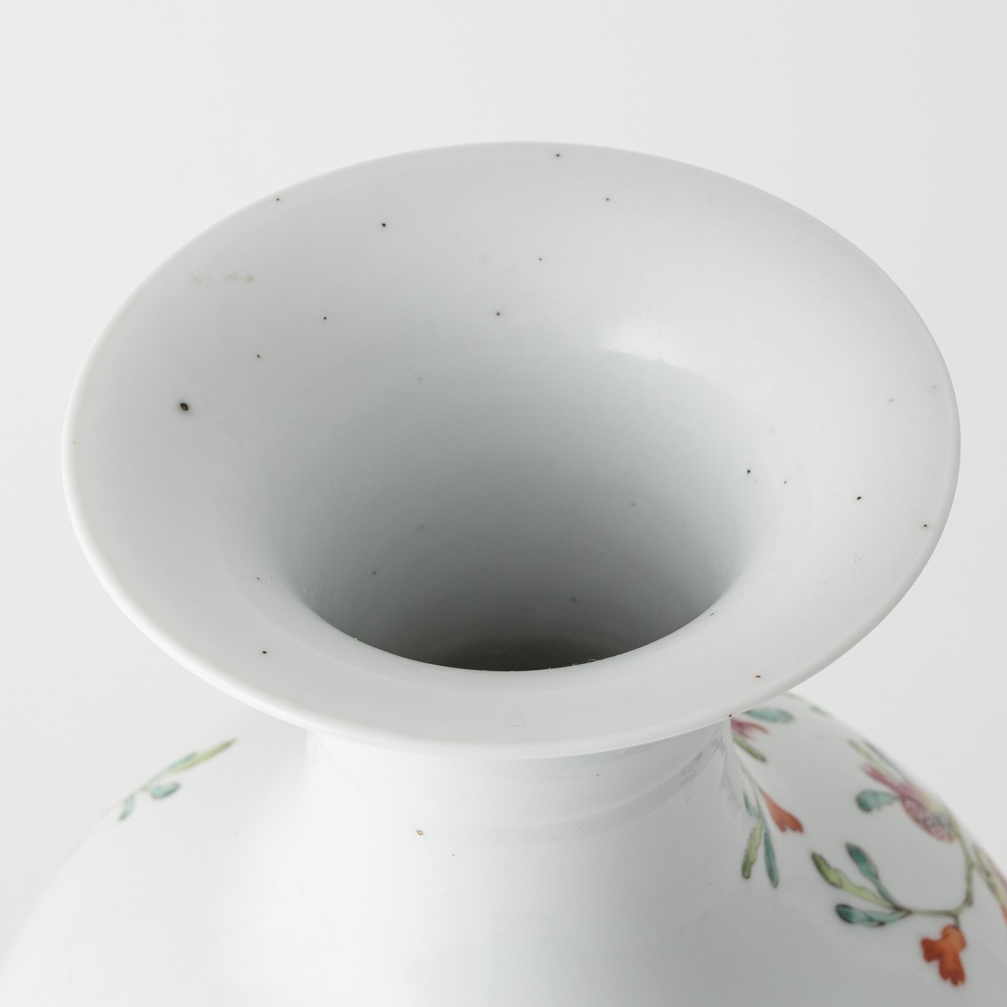 A Famille Rose porcelain vase, China, 20th century.