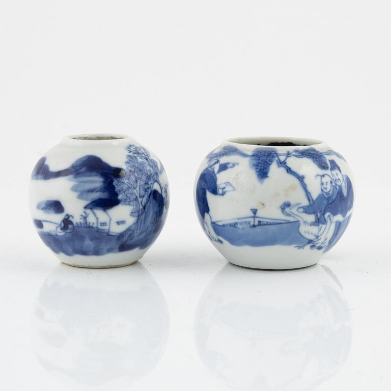 A group of 17 Chinese porcelain objects, China, late Qing/20th Century.