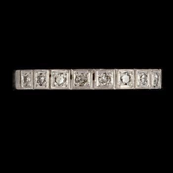 RING, 18k vitguld med 8 briljantslipade diamanter, Tesi, Göteborg 1957. Vikt 3 g.