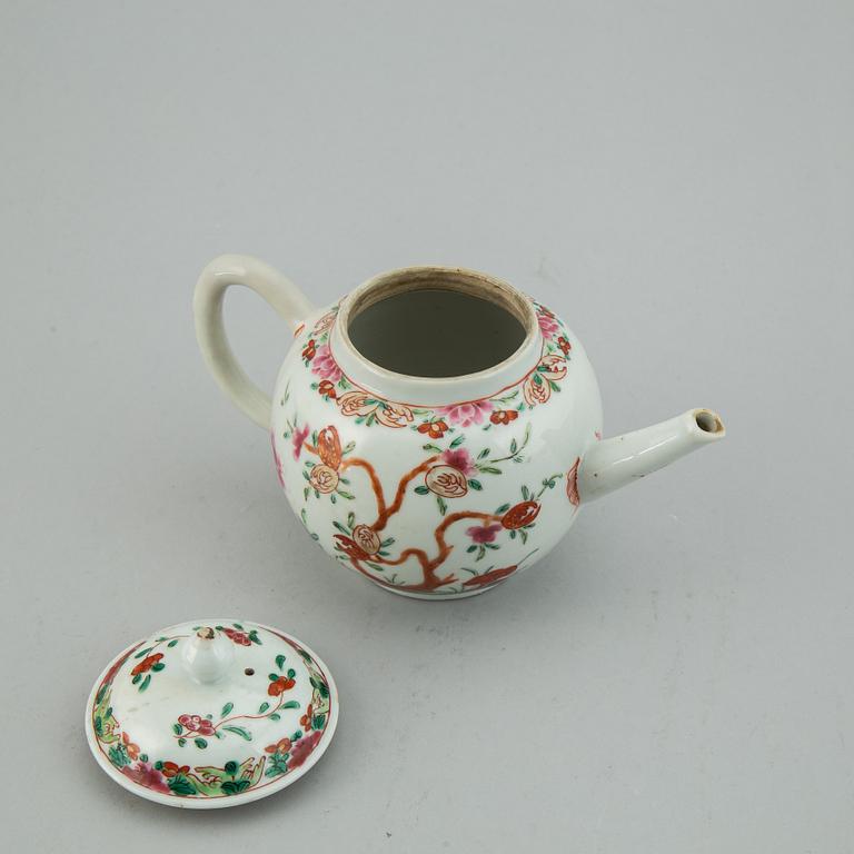 Tekanna med lock, kompaniporslin. Qingdynastin, Qianlong (1736-95).