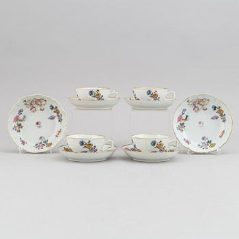 Four cups with six (4+2)dishes, Qing dynasty, 18th century.